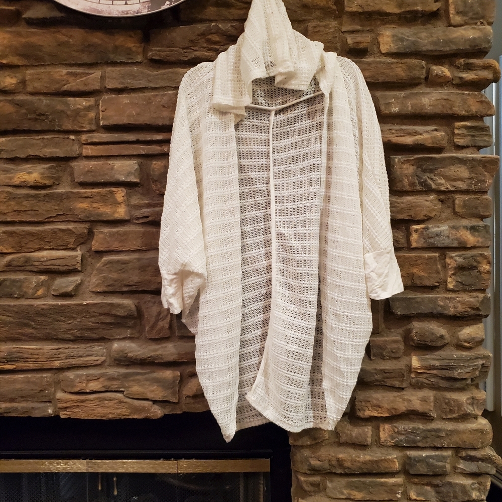 WHITE DOLMAN SLEEVE HOODED  SWEATER SZ LARGE